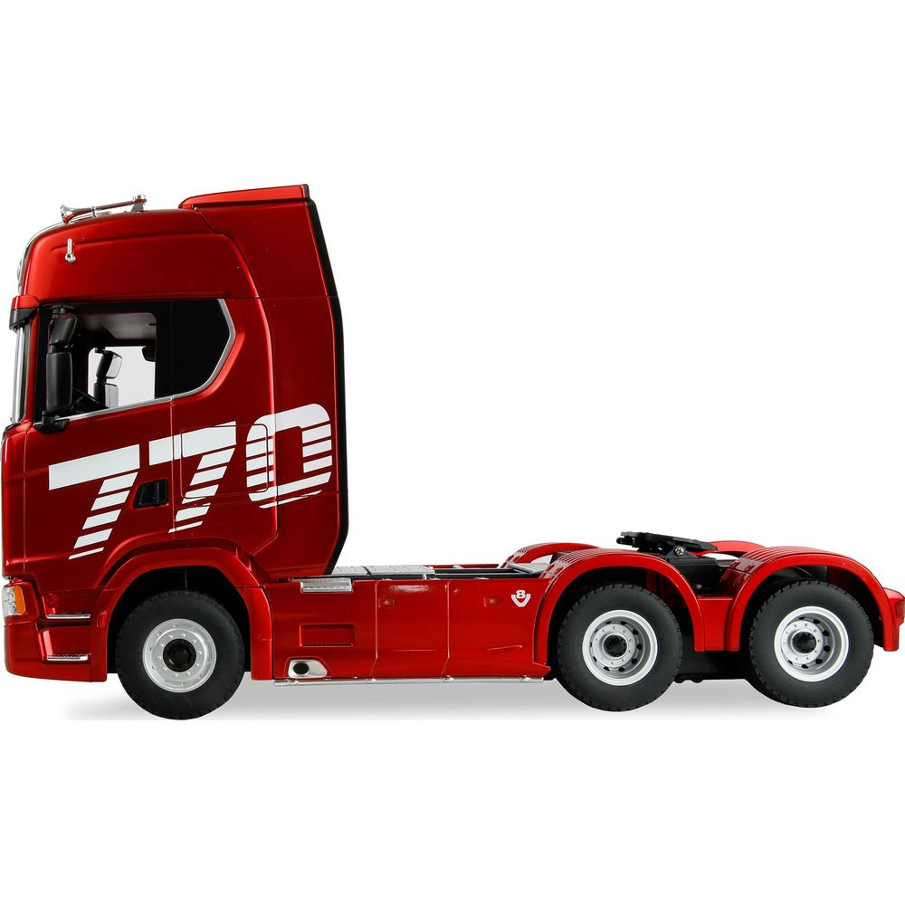 Ein roter LKW mit der Nummer 770 auf der Seite, isoliert auf weißem Hintergrund.