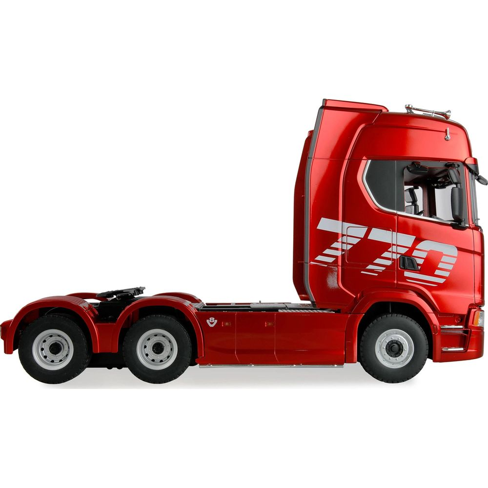 Roter Sattelzug mit silbernem Aufdruck "770" auf der Kabine.