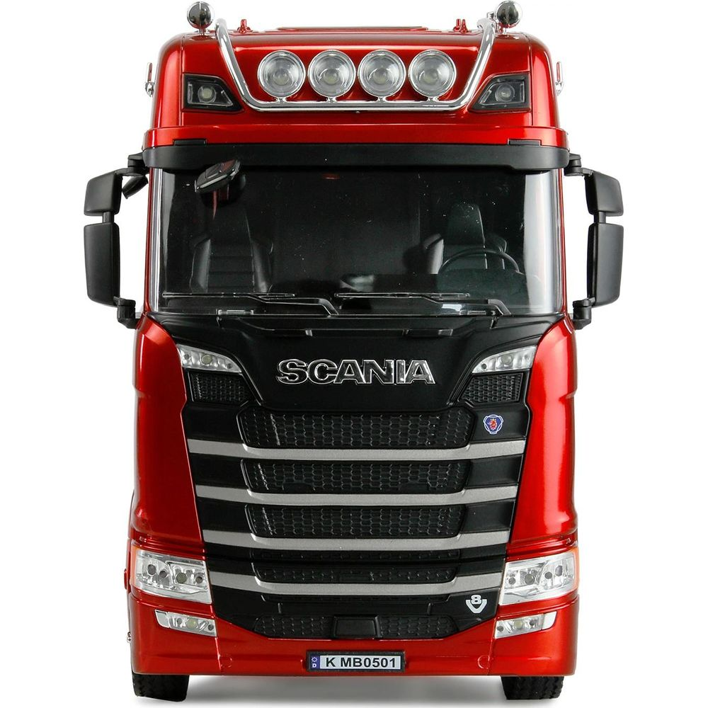Ein roter Scania-LKW mit schwarzem Kühlergrill und silbernen Streifen.