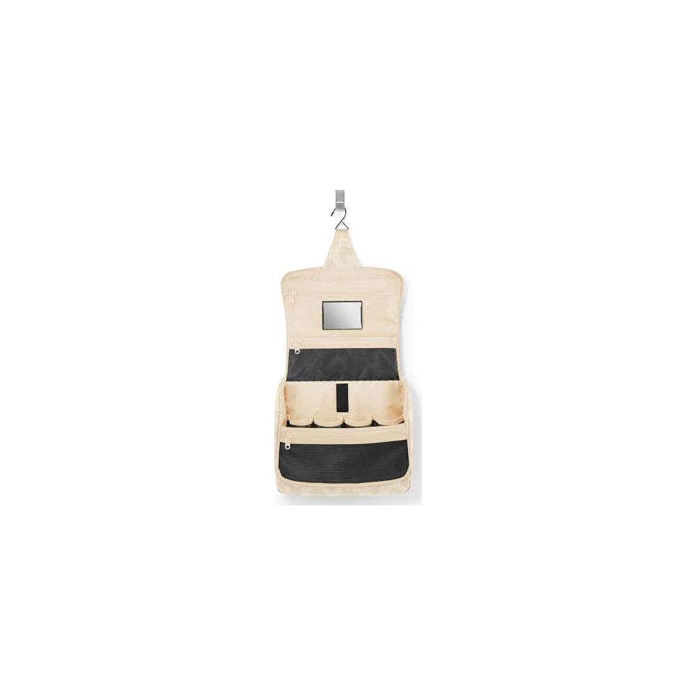 Un beauty case da appendere beige con specchio e più scomparti.