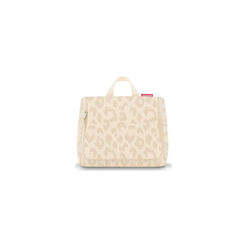 Un beauty case beige con stampa leopardata e etichetta rossa.
