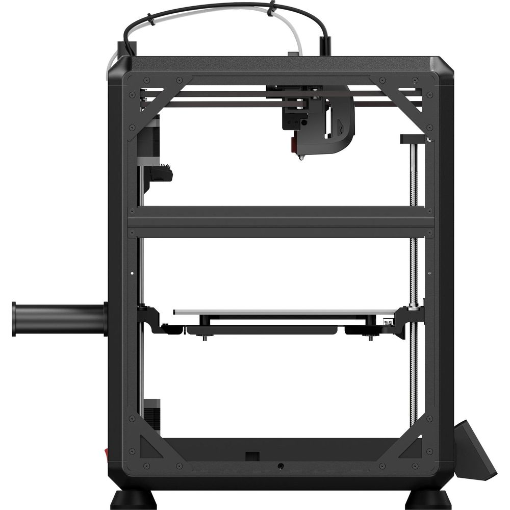 Ein schwarzer 3D-Drucker mit sichtbaren mechanischen Teilen und einer Druckplatte.
