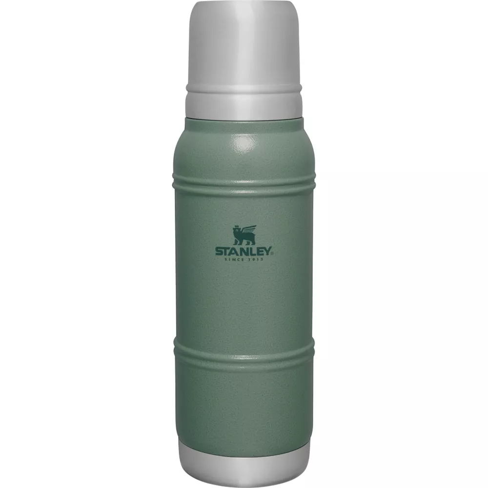 Un thermos Stanley verde con coperchio e base argentati.