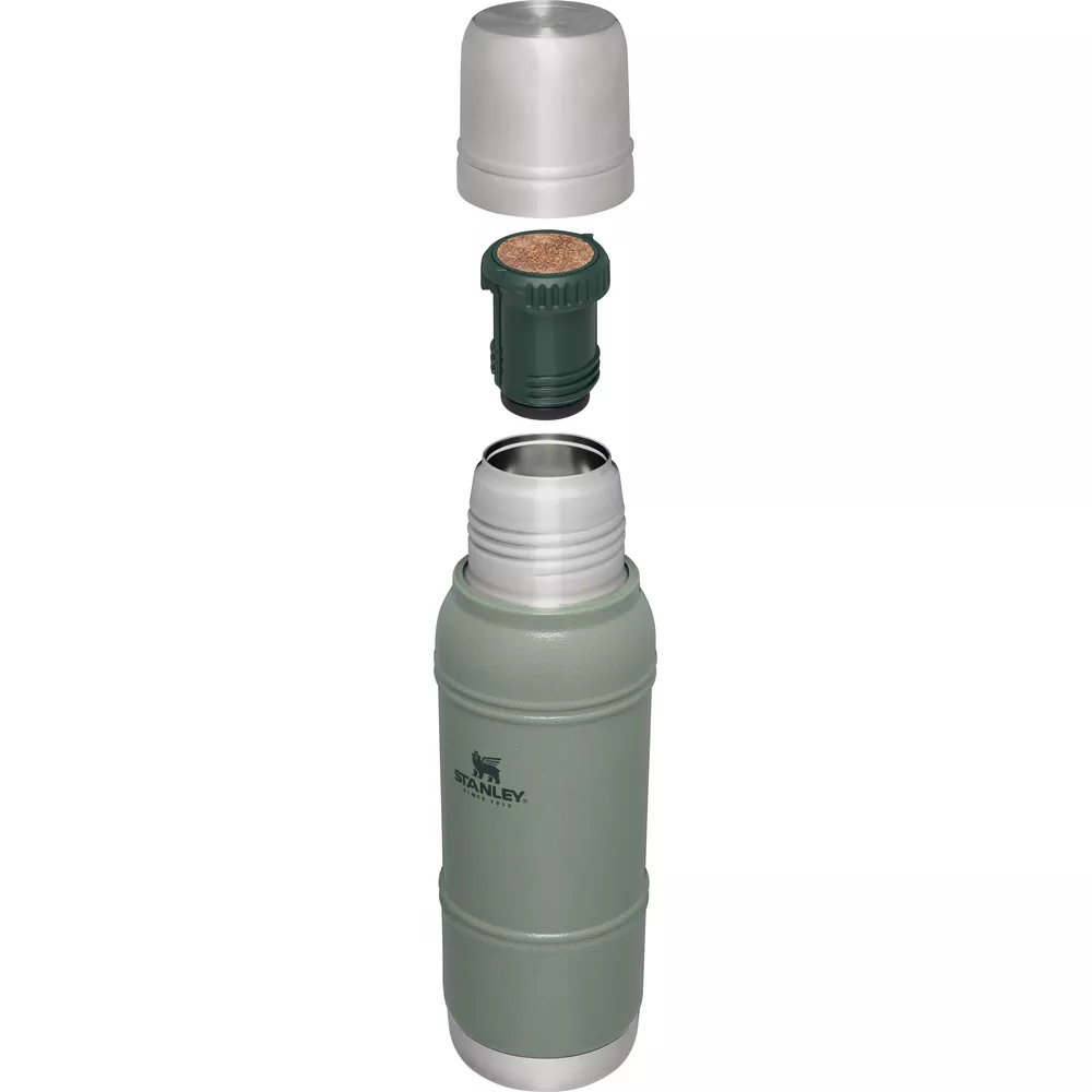 Thermos Stanley verde, smontato in coperchio, tappo e corpo.
