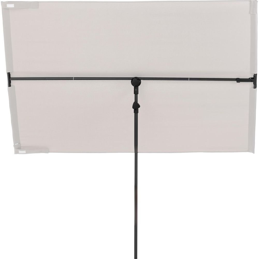 Un parasole grigio chiaro con telaio e supporto neri.