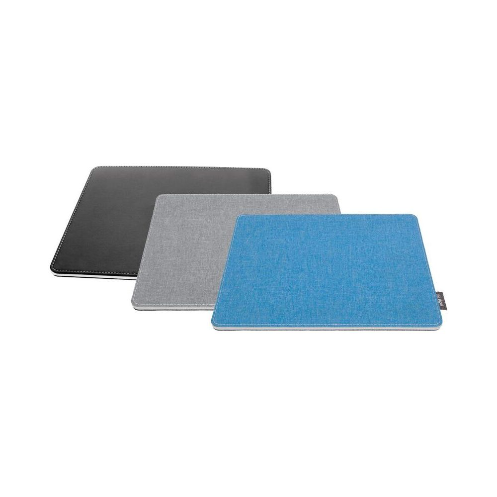 Tre coperture rettangolari nere, grigie e blu sono sovrapposte.