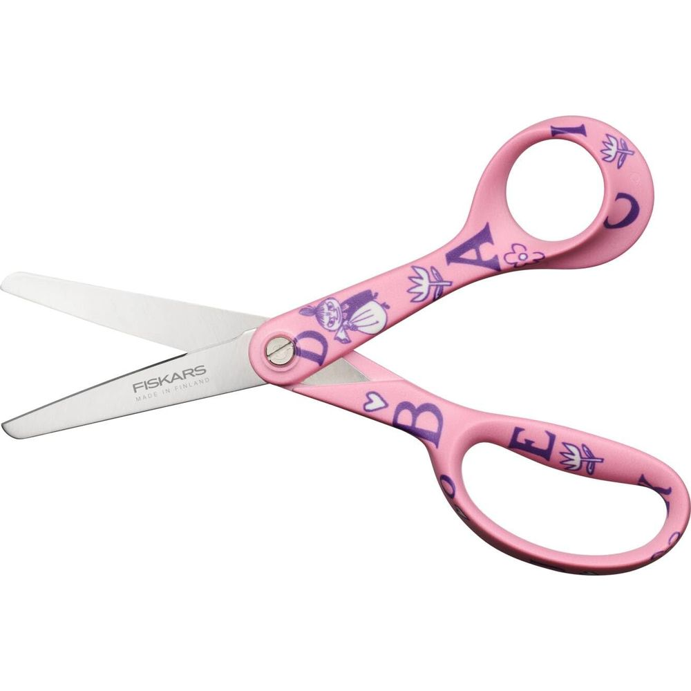 Eine pinke Schere mit lila Buchstaben und Figuren. Hergestellt in Finnland.