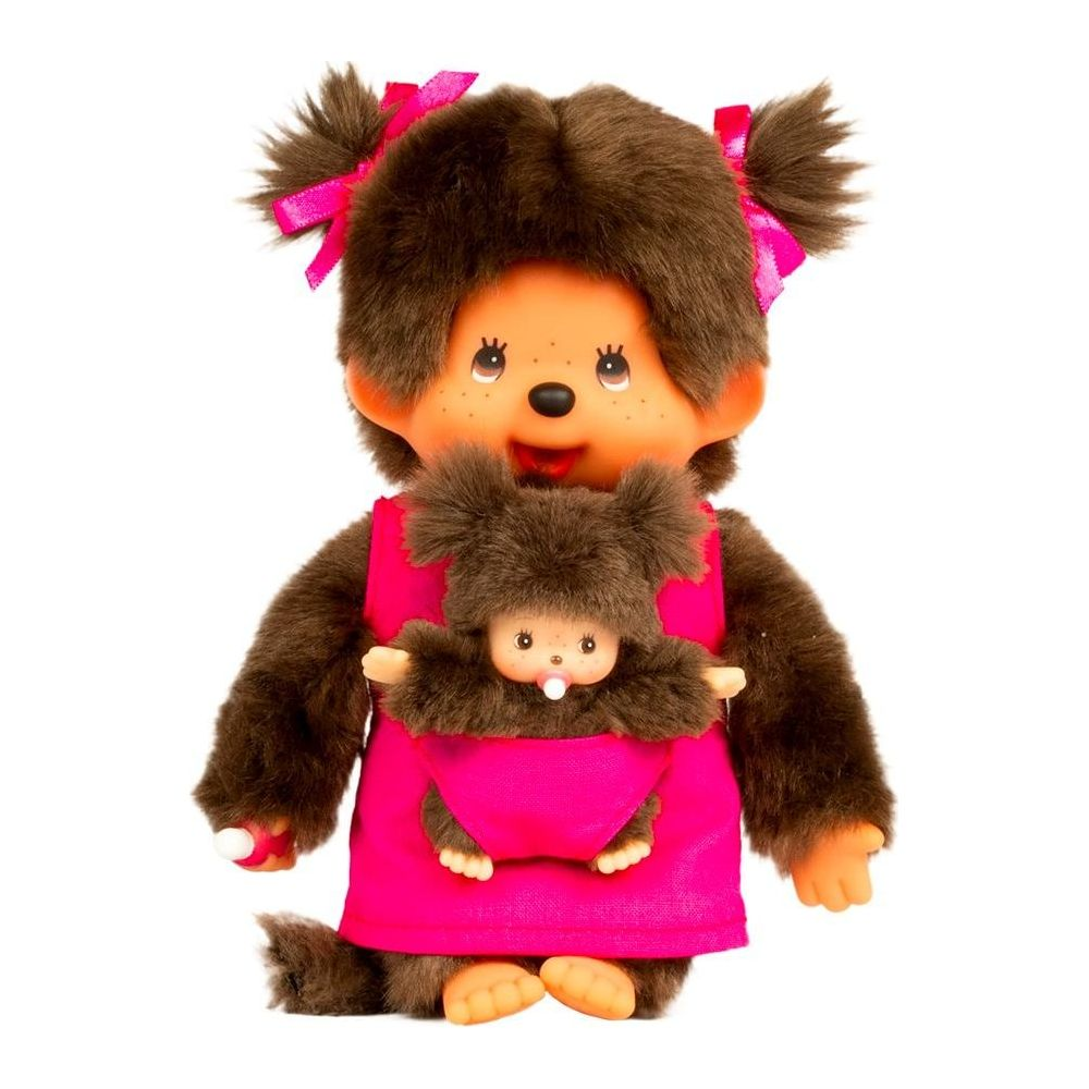 Eine Monchhichi-Puppe mit Baby in pinker Trage, mit Zöpfen und Schleifen.