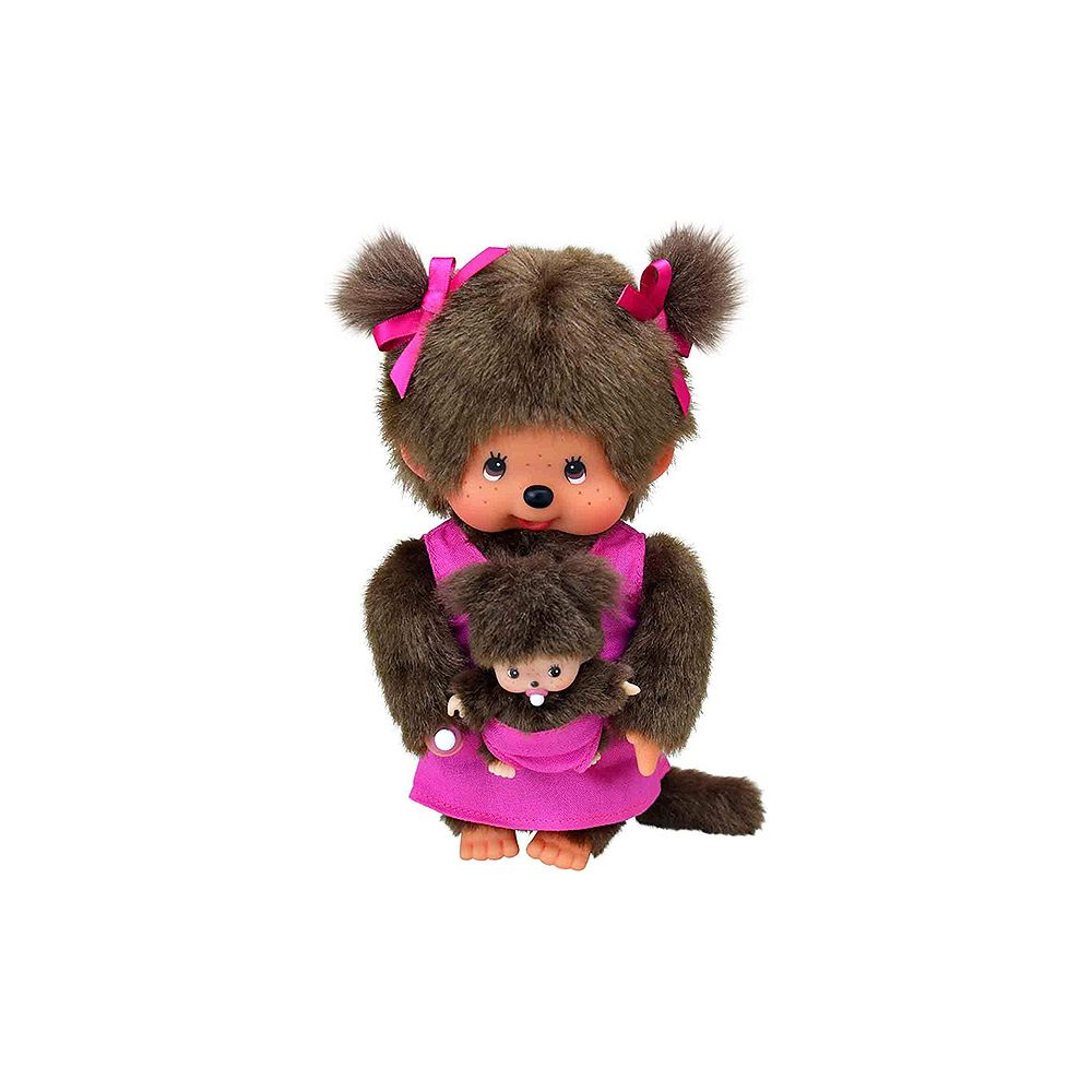 Ein braunes Stofftier mit rosa Schleifen und einem Baby im Tragetuch vor weißem Hintergrund.