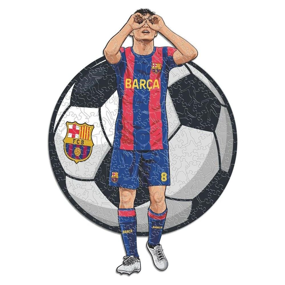 Ein Fußballspieler in blau-rotem Trikot steht vor einem Puzzle-Fußball.