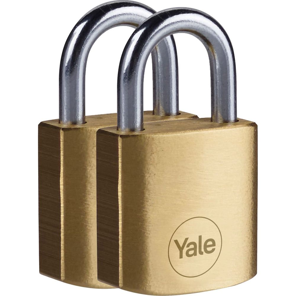 Zwei goldene Yale-Vorhängeschlösser mit silbernen Bügeln stehen nebeneinander.