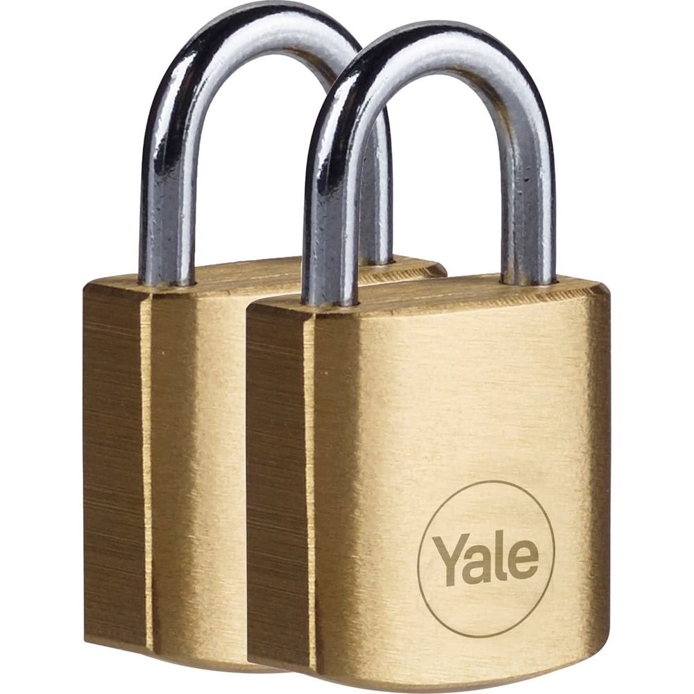Zwei goldene Yale-Vorhängeschlösser mit silbernen Bügeln auf weißem Hintergrund.
