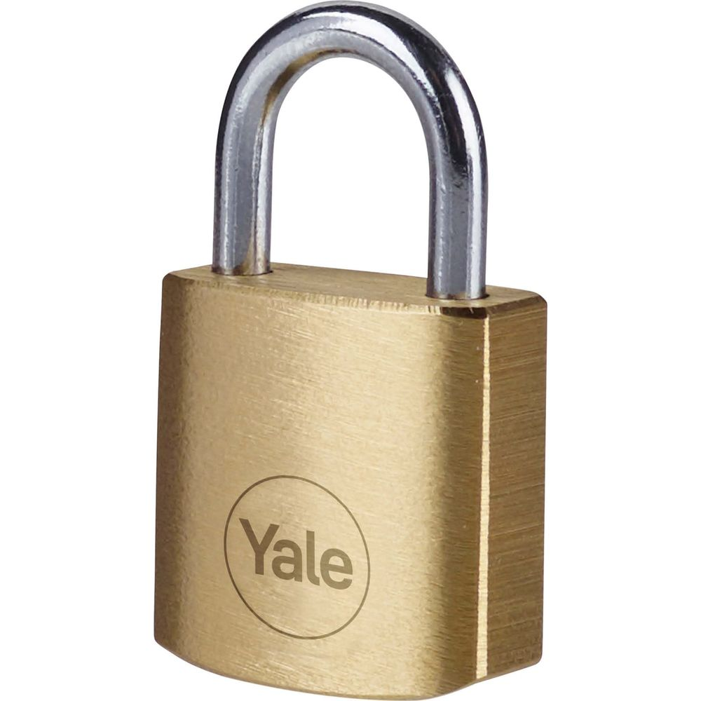 Ein Messing-Vorhängeschloss von Yale mit silbernem Bügel vor weißem Hintergrund.
