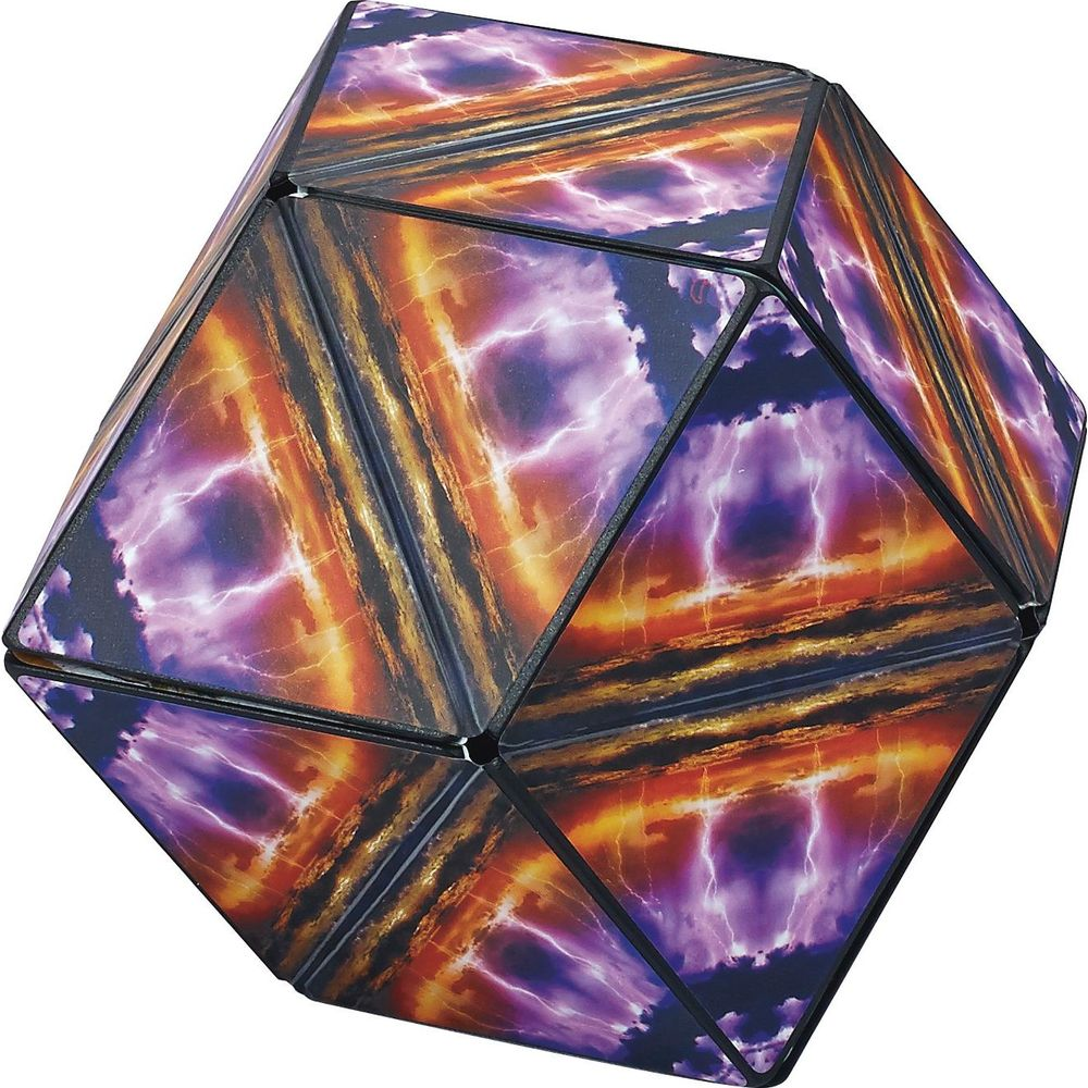 Un cubo con un design di cielo tempestoso con fulmini viola, arancione e giallo.
