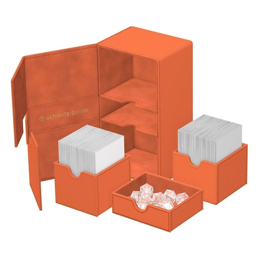 Boîte de rangement orange avec compartiments, remplie de cartes et de dés.