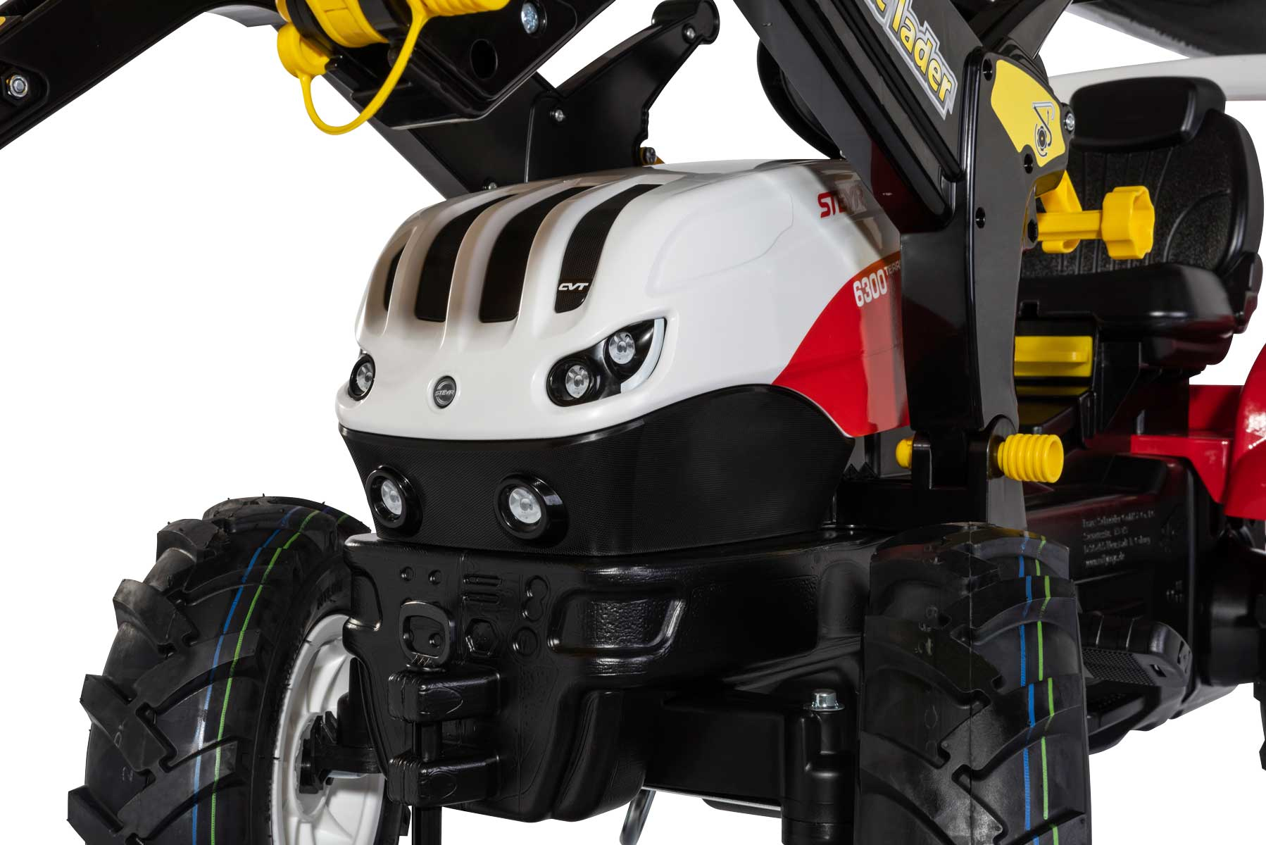 Ein weißer und roter Traktor mit schwarzem Kühlergrill und großen Reifen.