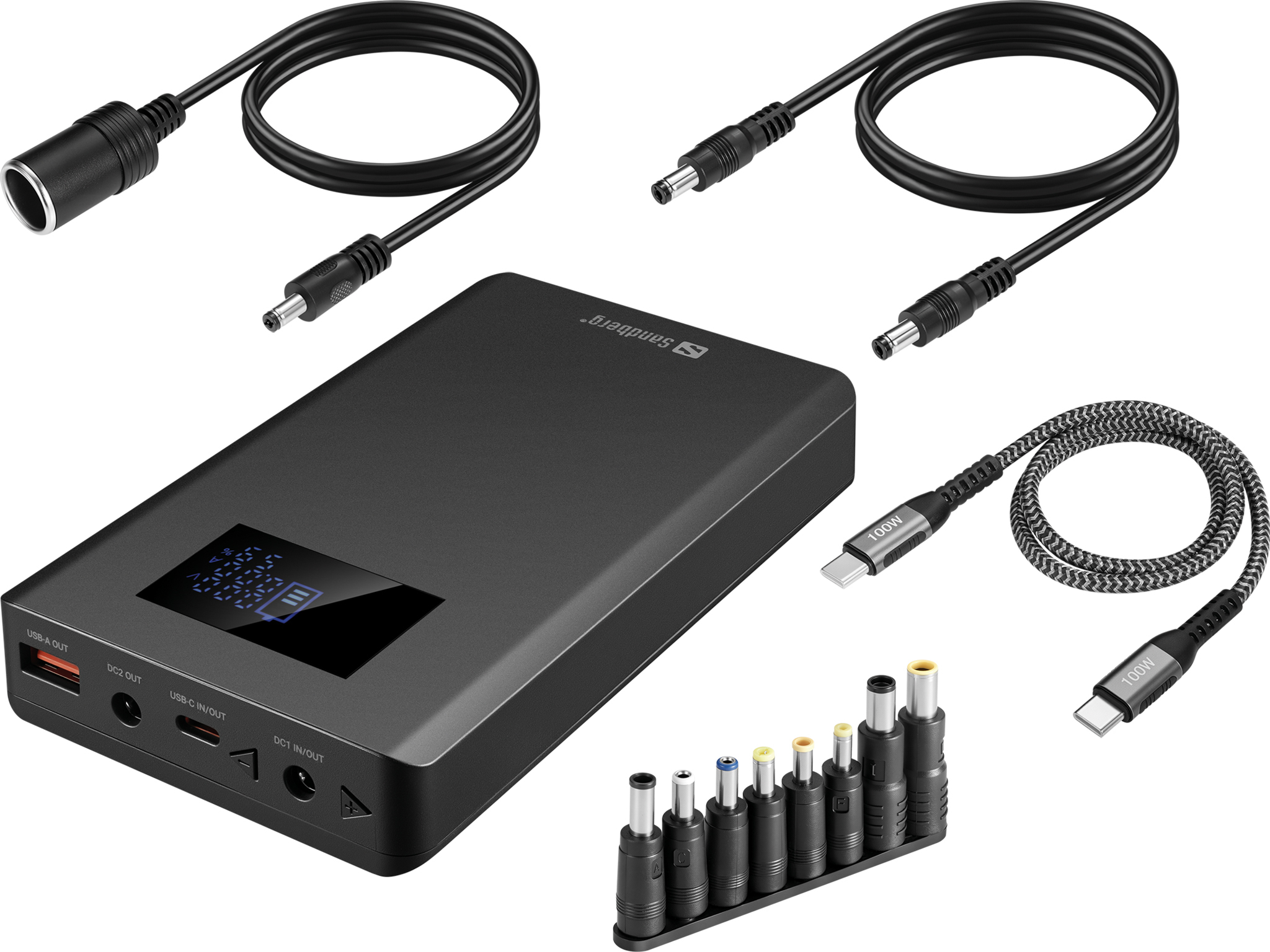 Schwarzes Sandberg Powerbank-Set mit verschiedenen Kabeln und Adaptern.