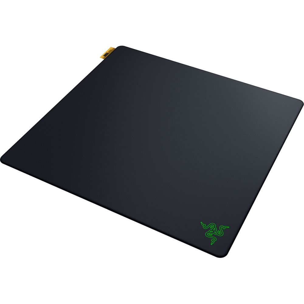 Ein schwarzes Razer-Mauspad mit einem grünen Razer-Logo in der Ecke.