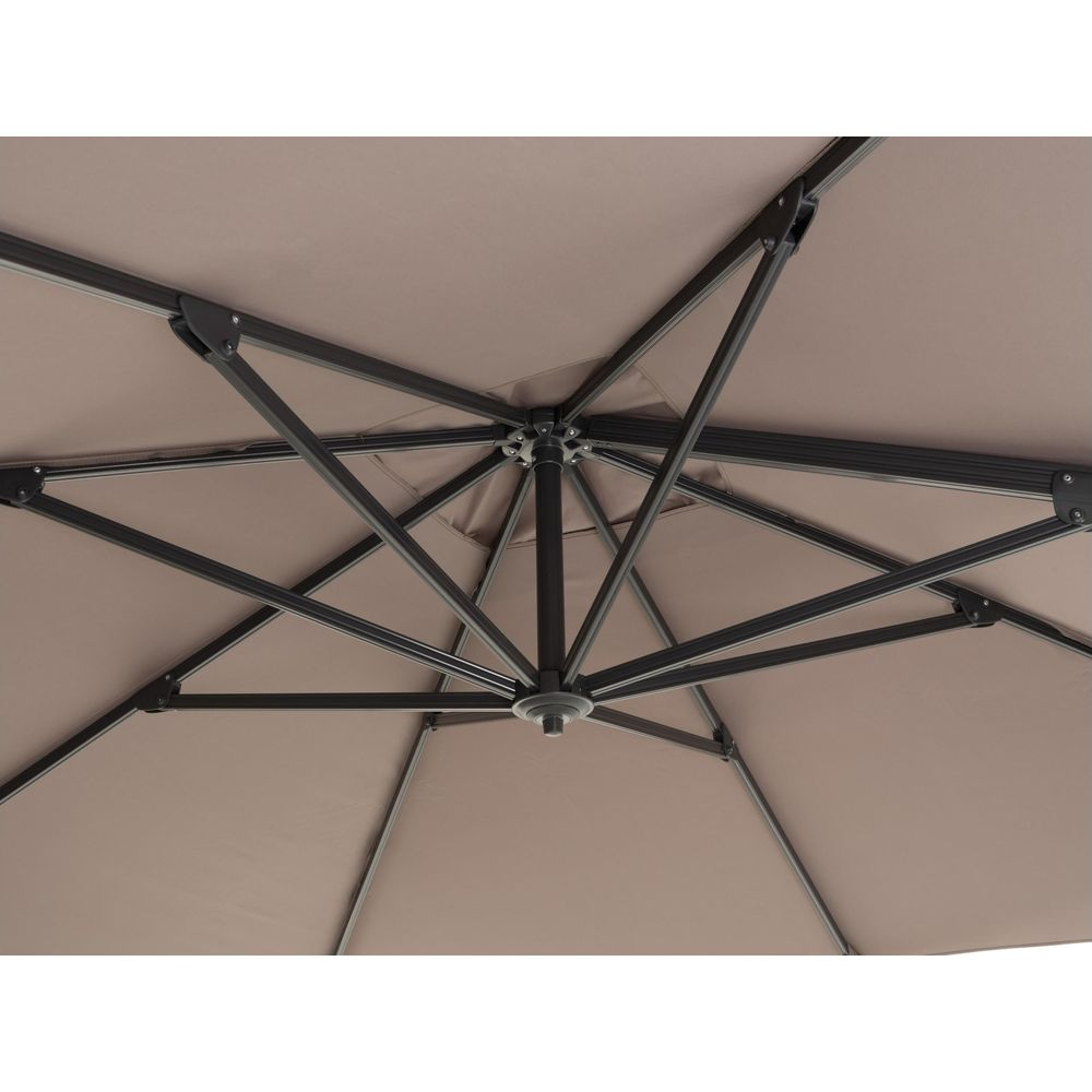 Die Unterseite eines braunen Sonnenschirms mit Metallstreben.