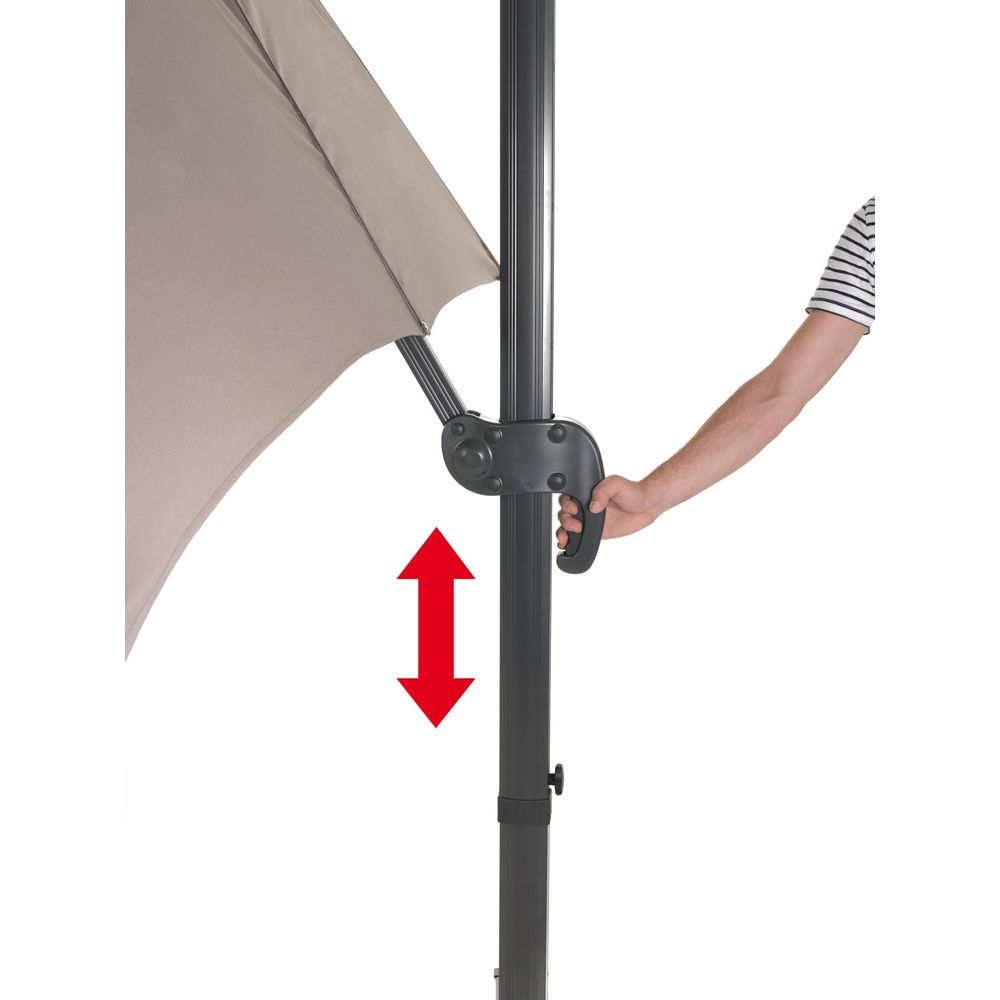 Ein Arm betätigt einen Hebel am Sonnenschirmmast mit Pfeilen, die Auf- und Abbewegung anzeigen.