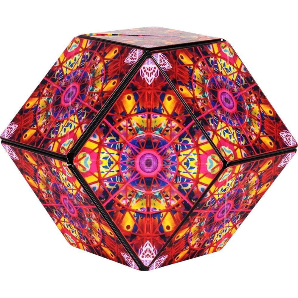 Un cubo geometrico caleidoscopico con vivaci motivi rossi, gialli e blu.