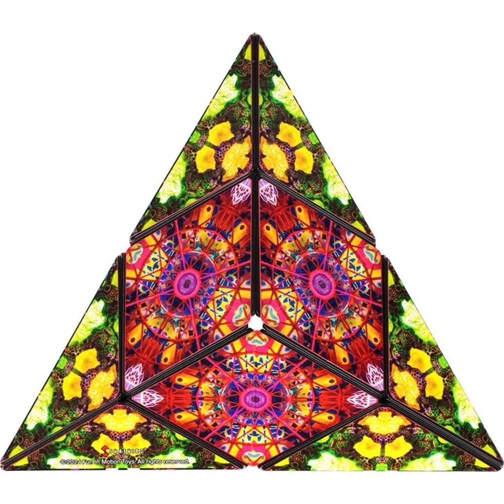 Un giocattolo caleidoscopio triangolare con motivi vivaci e intricati di giallo, rosso, blu e verde.