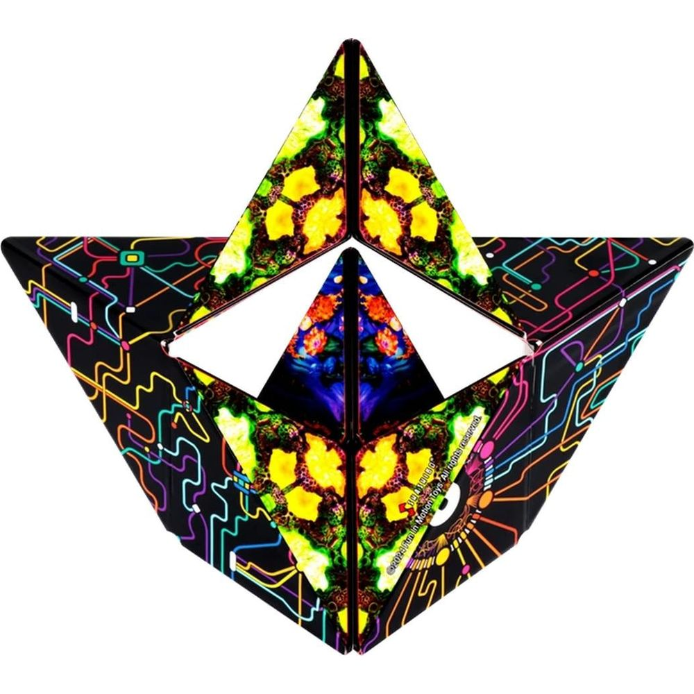 Puzzle geometrico astratto con sfondo nero e motivi colorati di circuiti stampati.