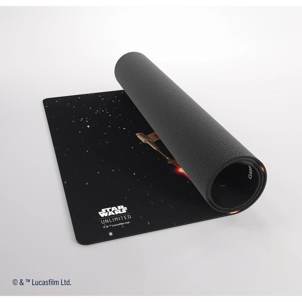 Un tapis de souris noir avec un motif Star Wars et un bord enroulé.