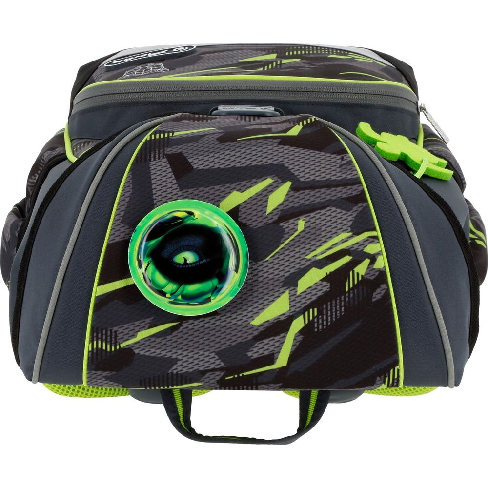Ein grauer Rucksack mit Camouflage-Muster und neongrünen Akzenten, mit einem grünen Drachenauge-Abzeichen.