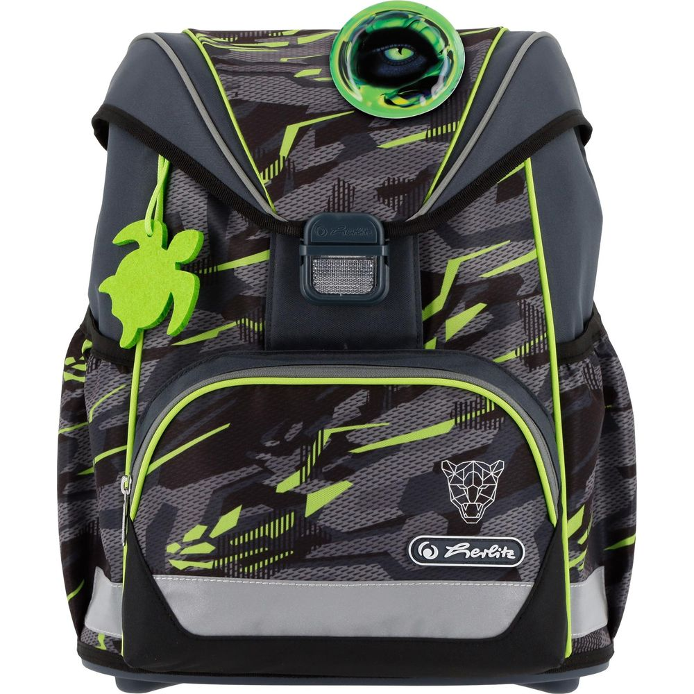 Ein Rucksack mit Camouflage-Muster in Grau, Schwarz und Neongrün mit Schildkröten-Anhänger.
