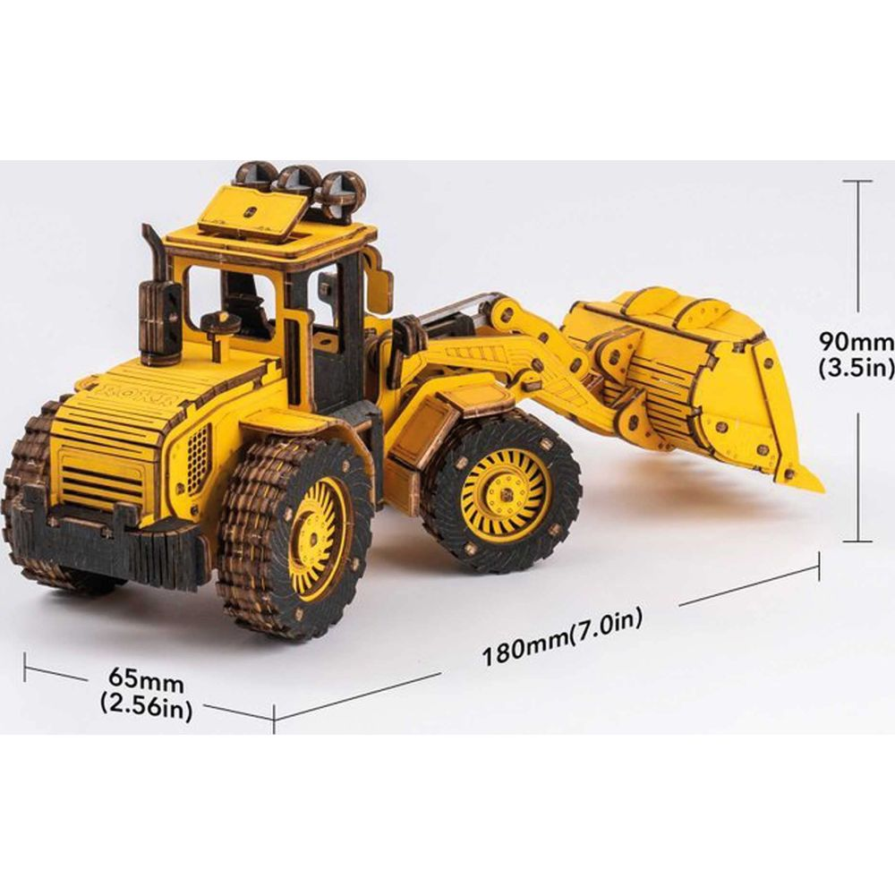 Gelber Holz-Bagger-Bausatz mit detaillierten Rädern und Schaufel.