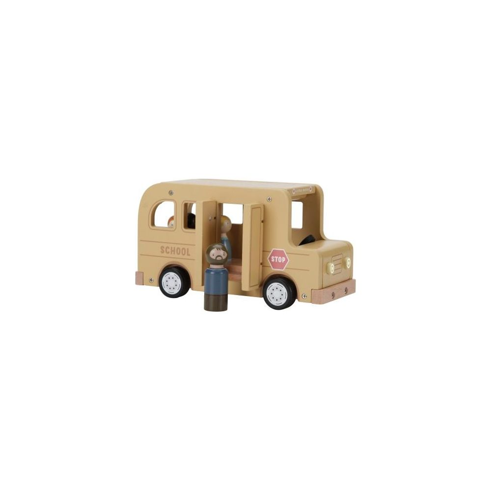 Un scuolabus giocattolo color cuoio con due figure di legno. Una figura è vicino alla porta aperta.