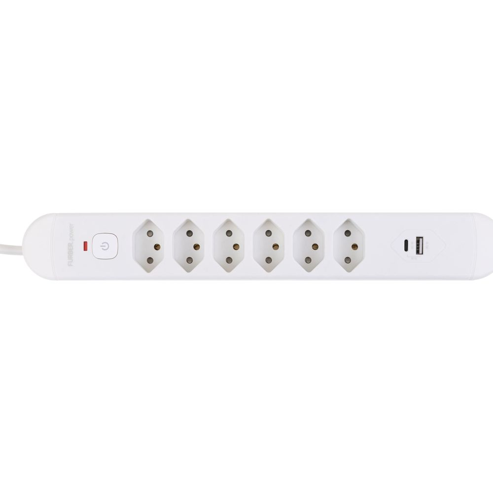 Ein weißer Mehrfachsteckdosenadapter mit sechs Steckplätzen und einem USB-Anschluss.