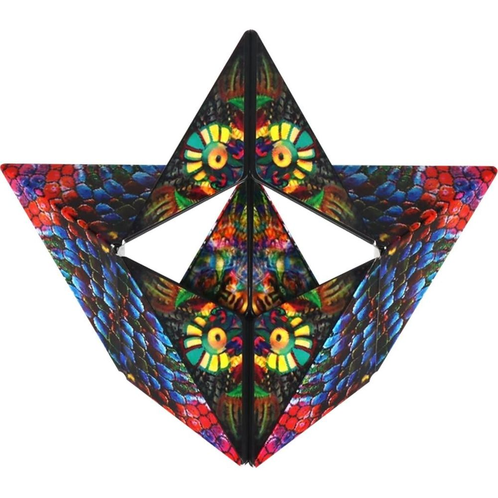 Un cubo colorato a forma di stella con facce a motivi.