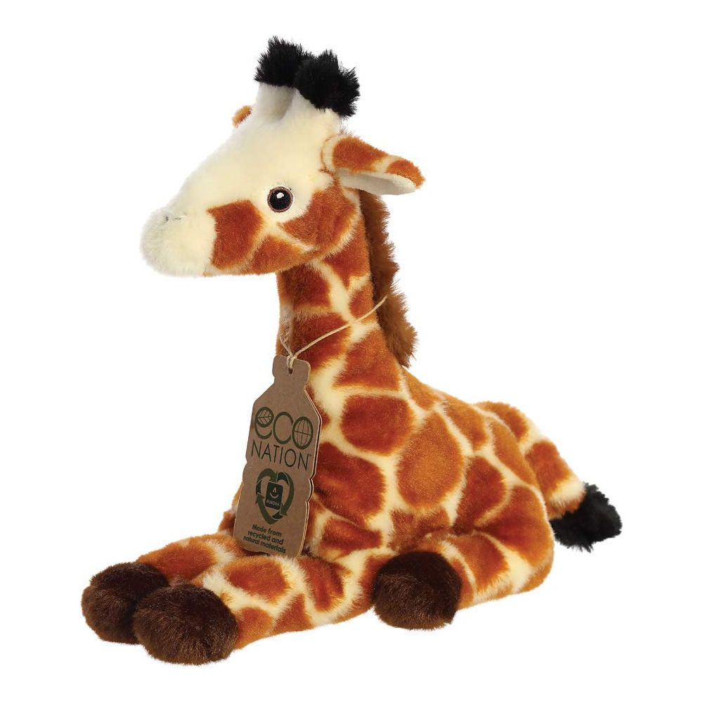 Une peluche girafe tachetée orange et marron repose sur fond blanc.
