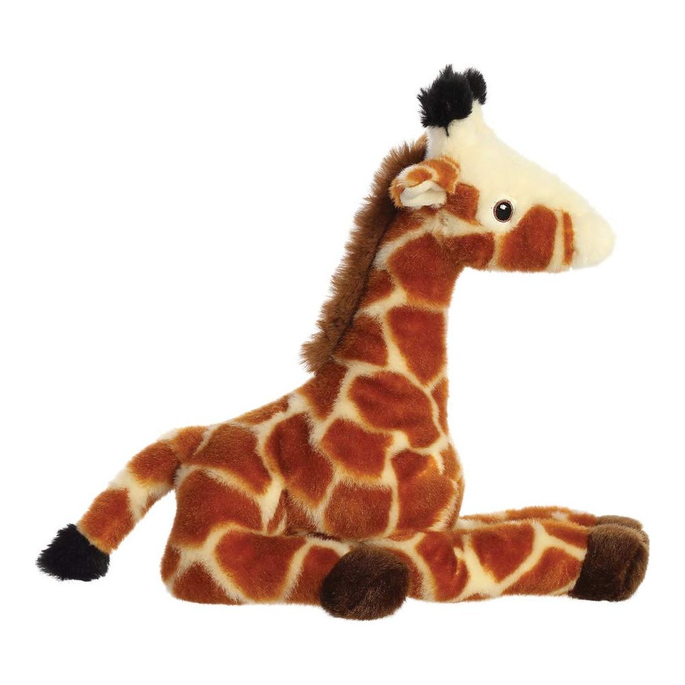 Une girafe en peluche marron et blanche assise sur fond blanc.