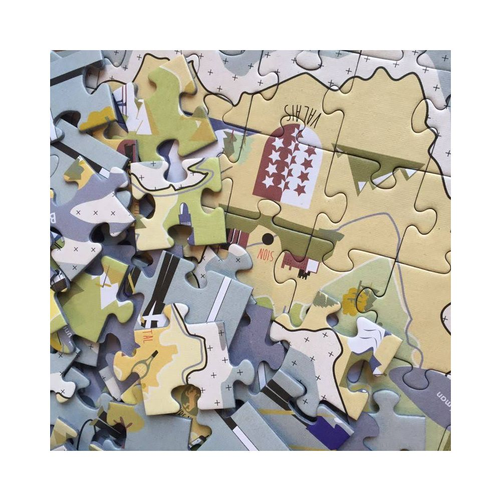 Nahaufnahme von verstreuten Puzzleteilen, die eine Karte mit Text und Grafiken zeigen.