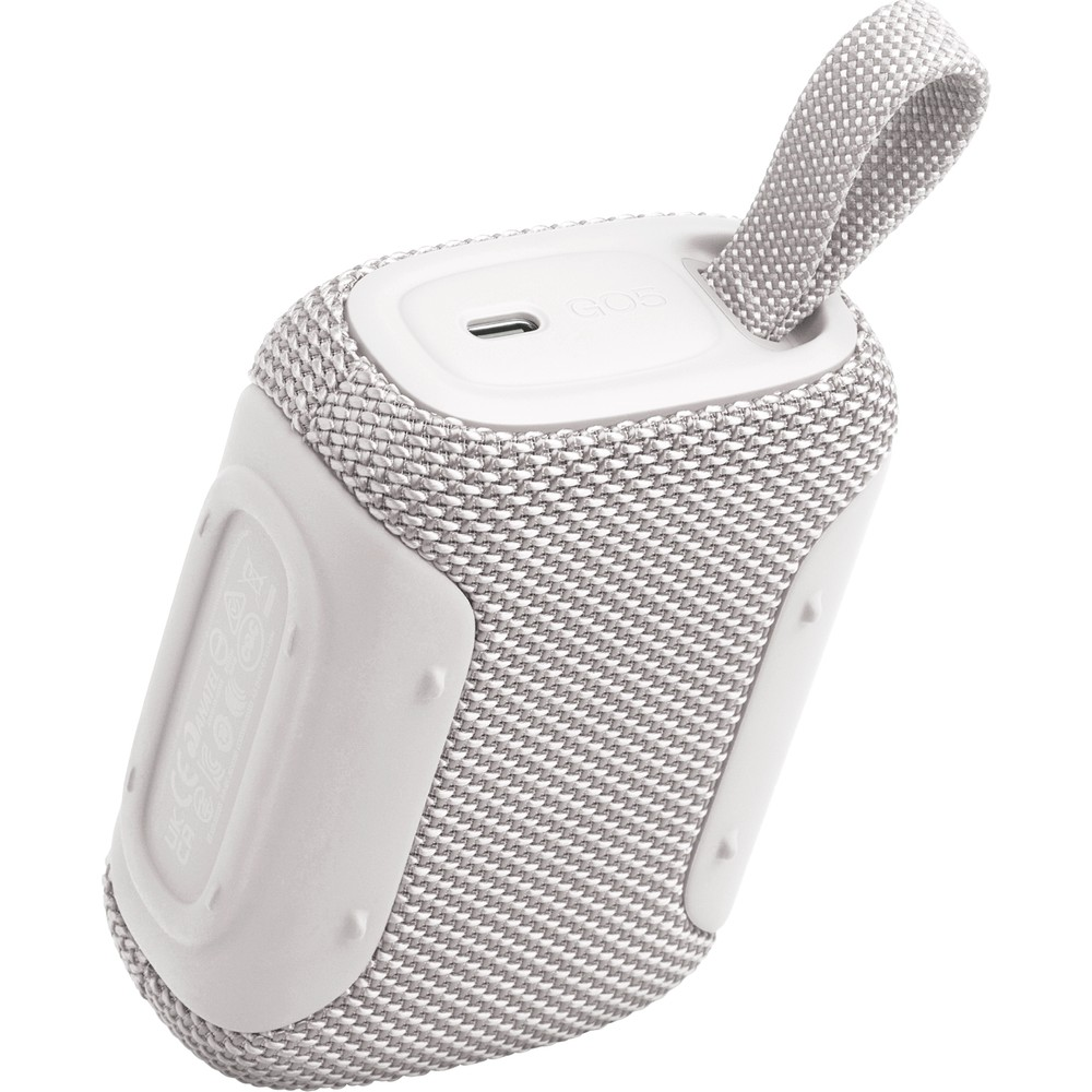 Altavoz blanco compacto con cubierta de tela y asa.