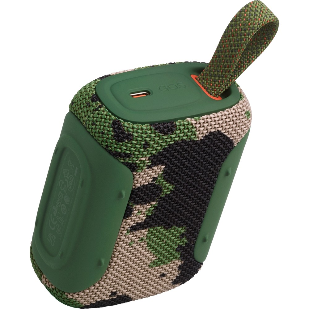 Un altoparlante Bluetooth mimetico verde con tracolla e porta USB-C.