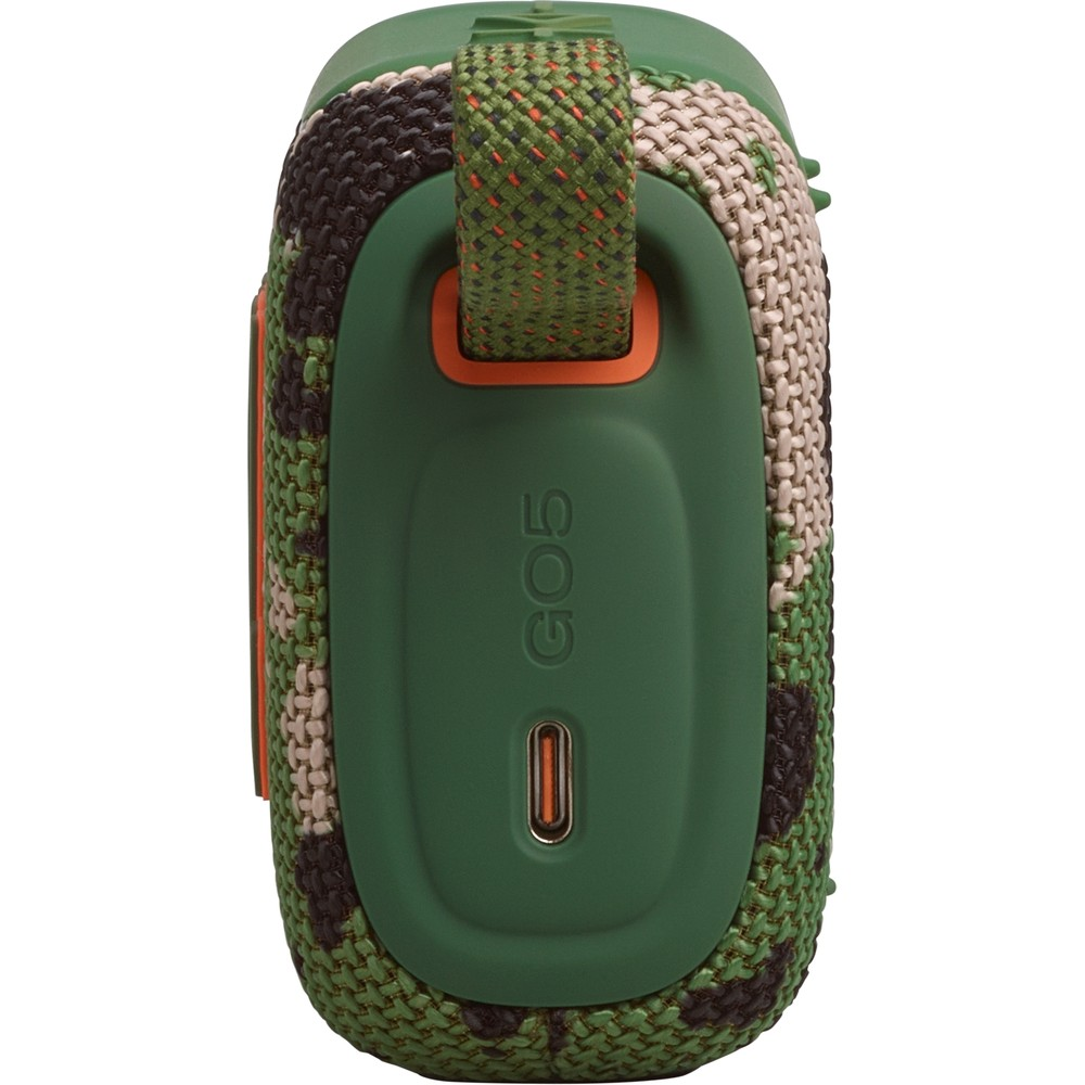Altoparlante verde con motivo mimetico, logo GO5 e porta USB-C.