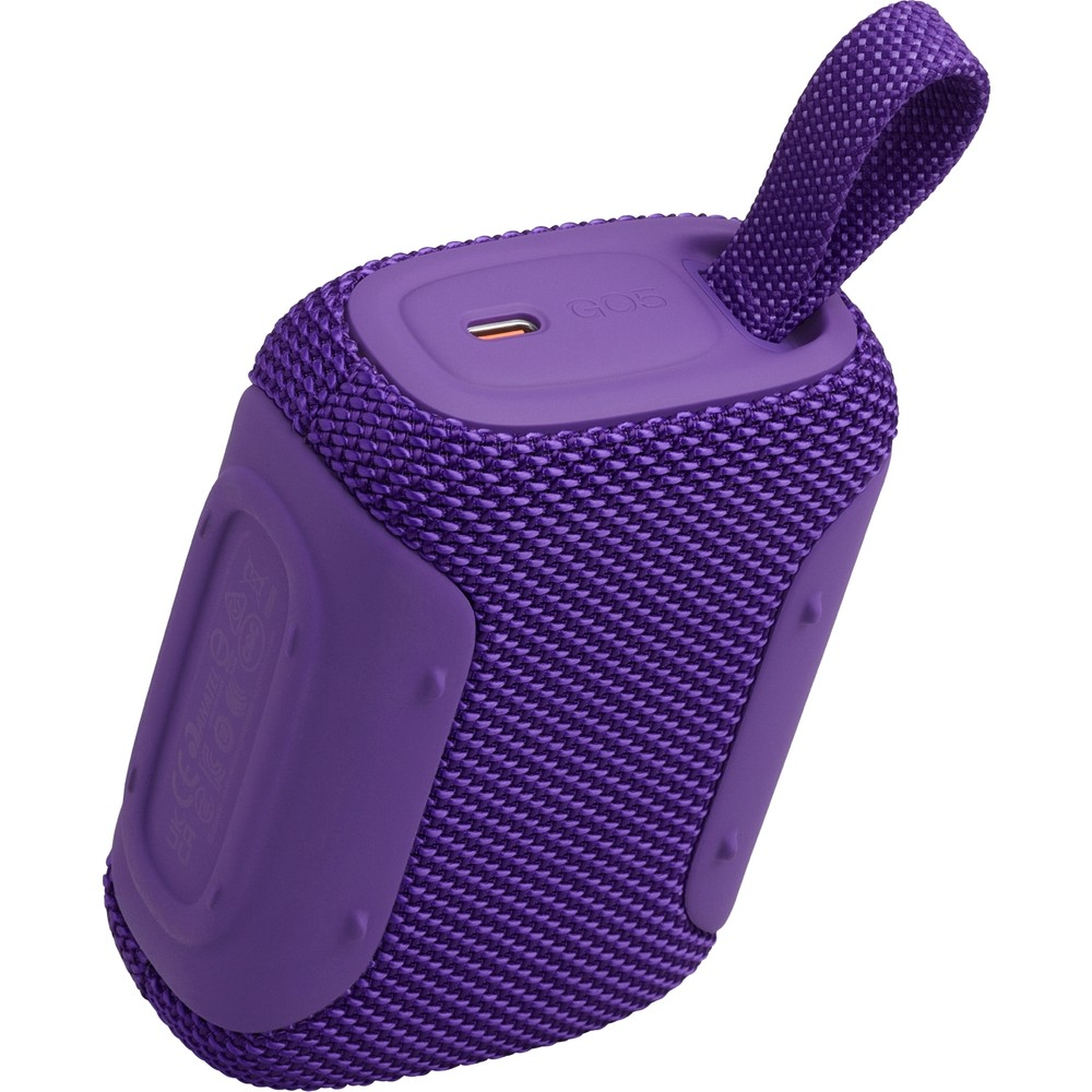 Lila tragbarer Lautsprecher mit Gewebeoberfläche, Schlaufe und USB-C-Anschluss.