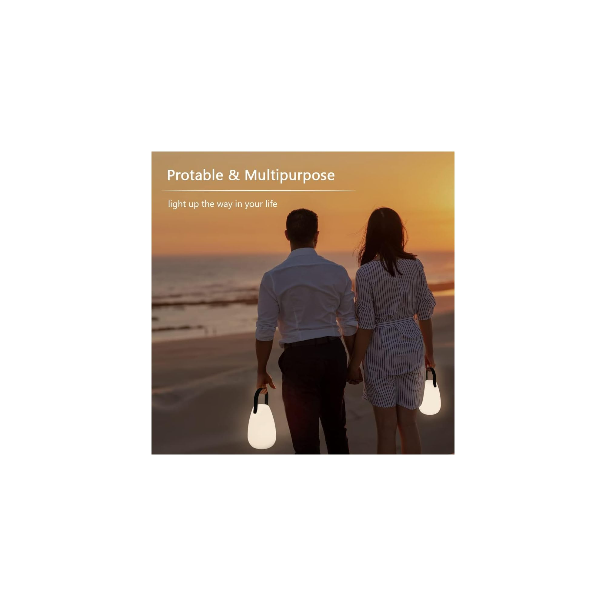 Ein Paar geht am Strand entlang, hält Händchen und trägt Laternen bei Sonnenuntergang.