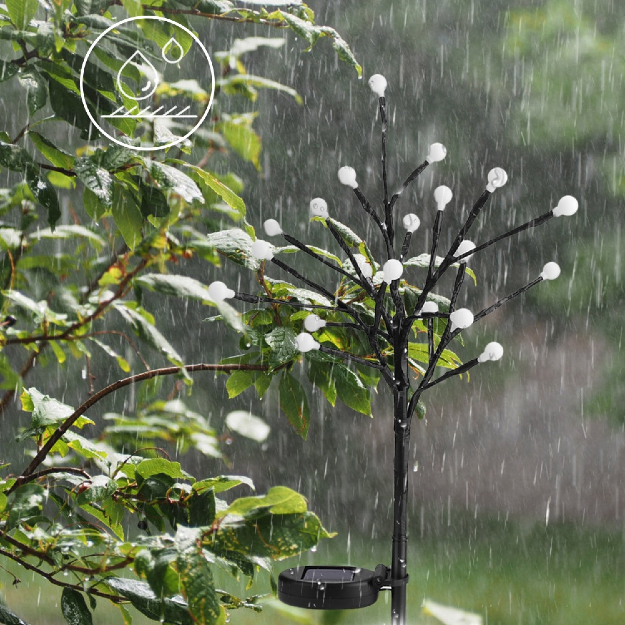 Ein Solarlichtbaum mit weißen Kugeln im Regen.