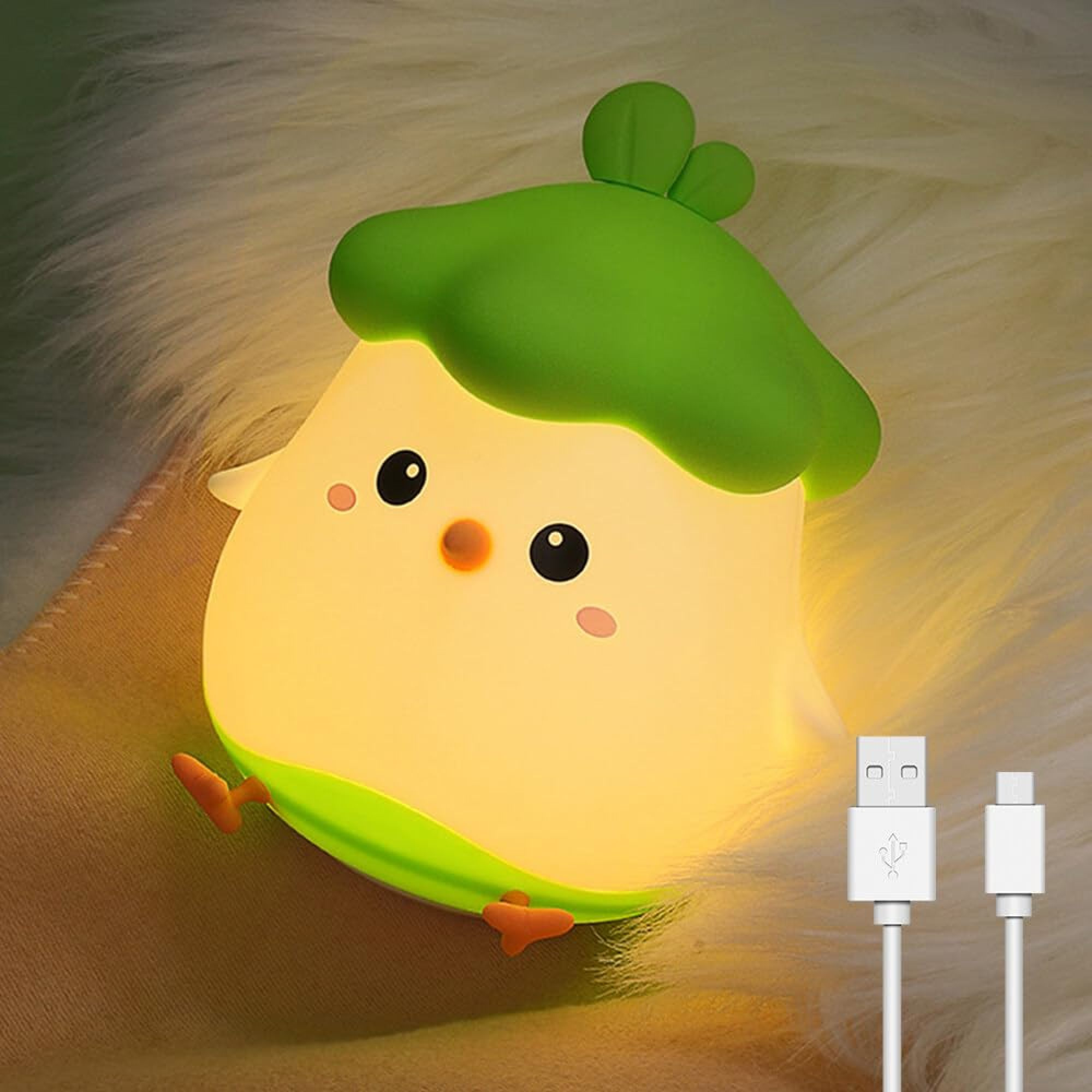 Niedliche Hühnerlampe mit grüner Kappe, leuchtet gelb, mit USB-Kabeln.