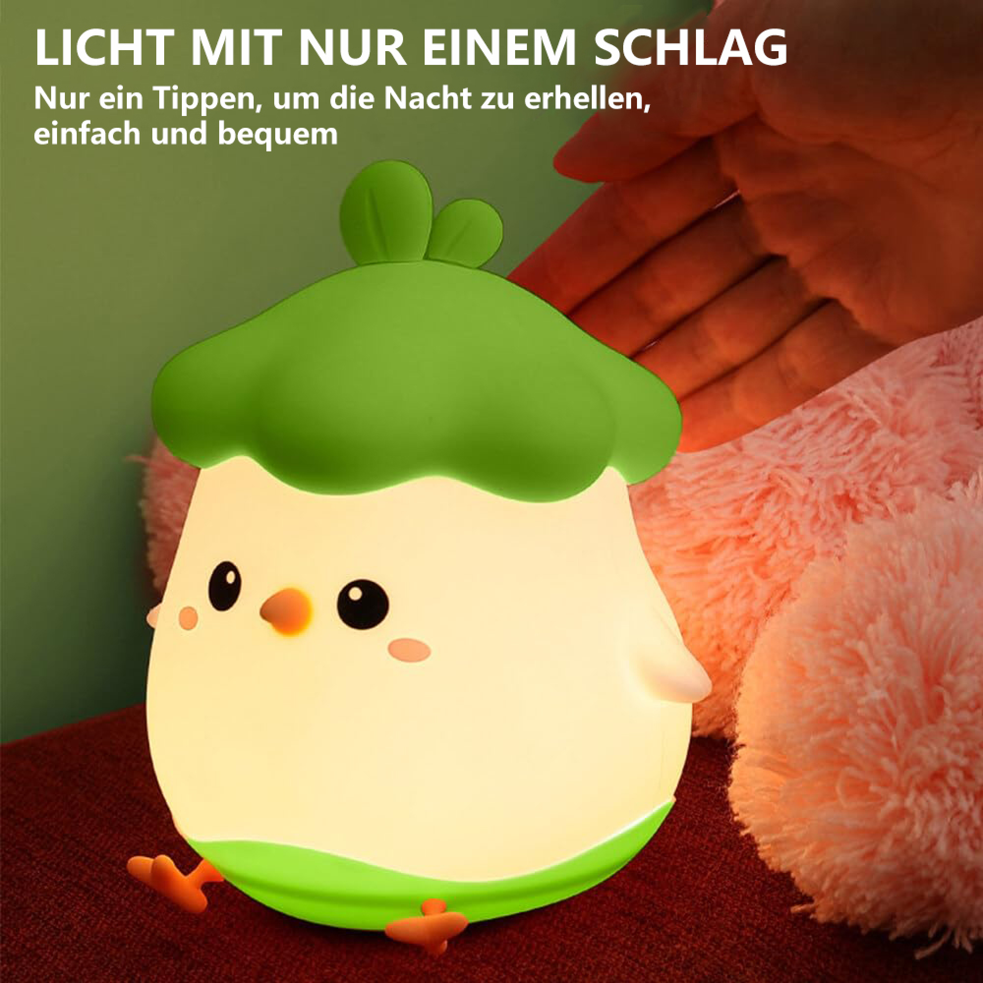 Eine leuchtende, cartoonartige Lampe in Form eines Küken mit grünen Ohren, die von einer Hand berührt wird.