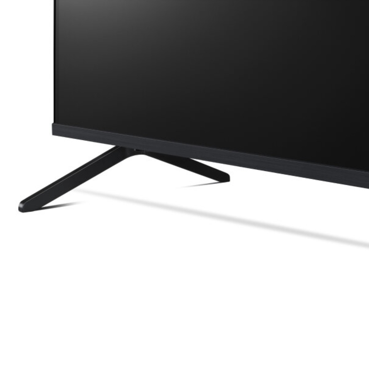 Een zwarte televisie staat op een smalle V-vormige standaard tegen een witte achtergrond.
