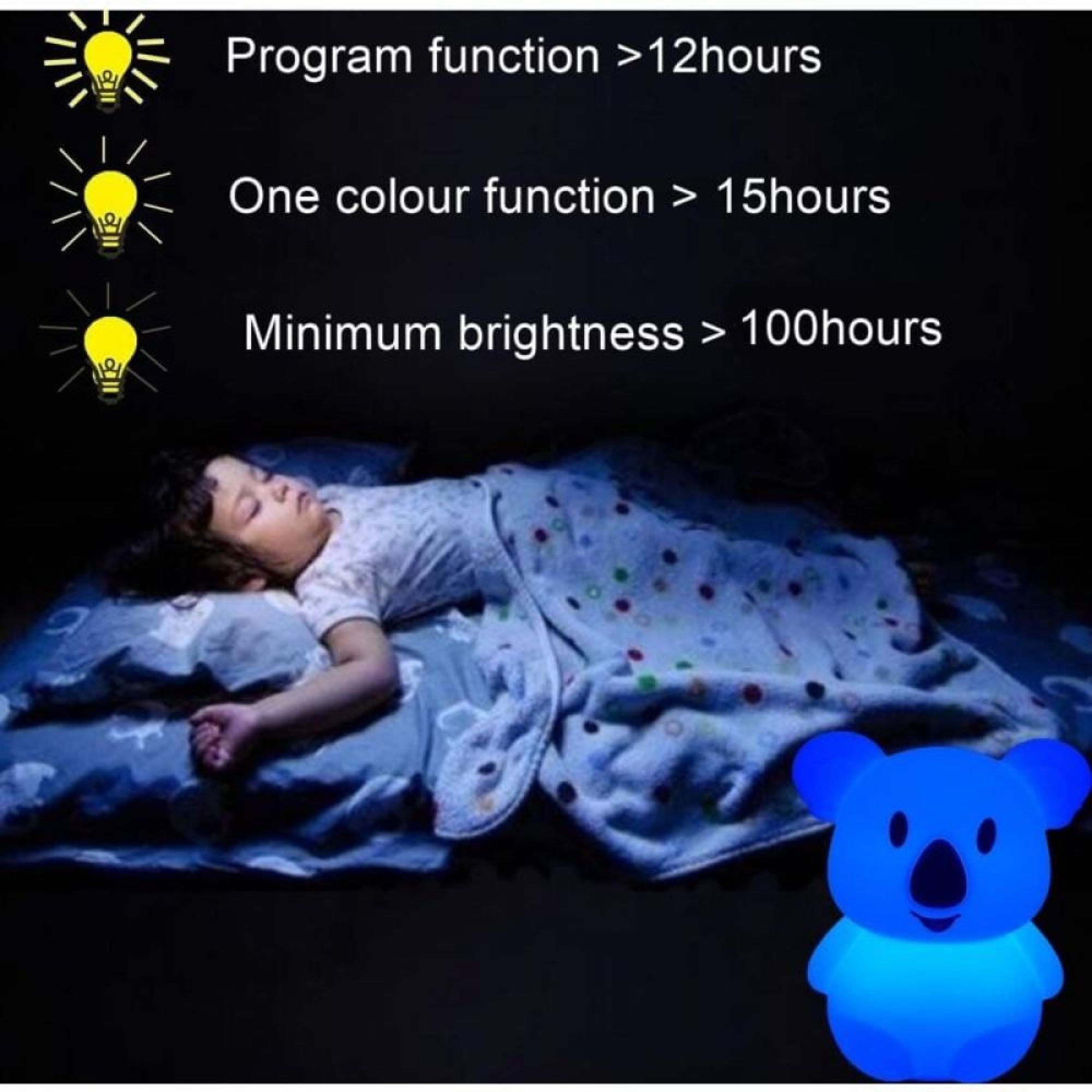 Ein Kind schläft, beleuchtet von einer blauen Koala-Lampe. Infos zu Funktionen.