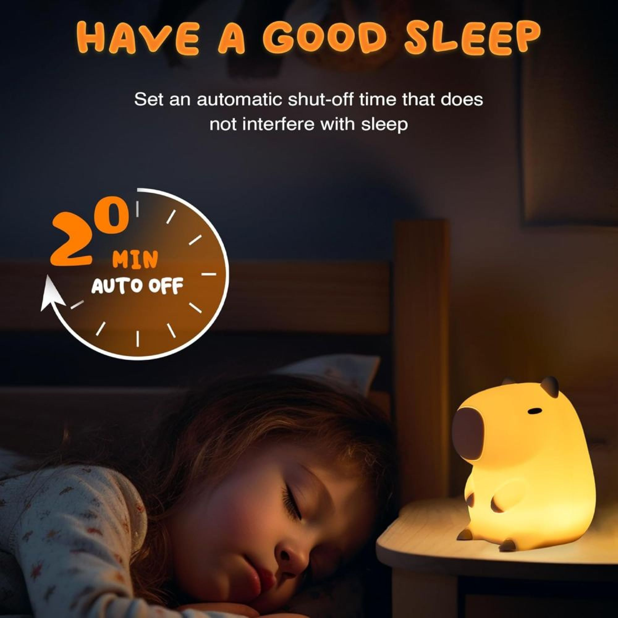 Ein kleines gelbes Nachtlicht in Tierform neben einem schlafenden Kind.