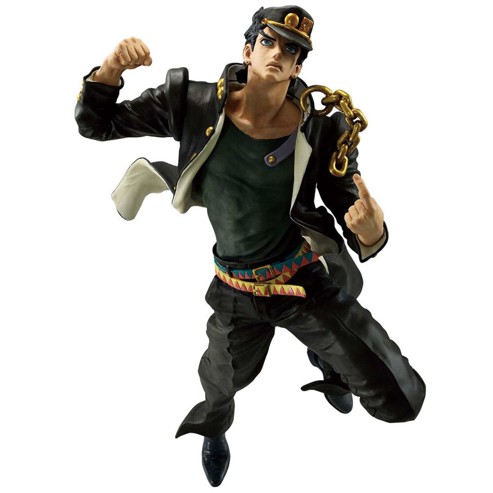 Ein Mann in schwarzer Lederjacke, Hose, Kappe und goldener Kette mit erhobenem Arm.