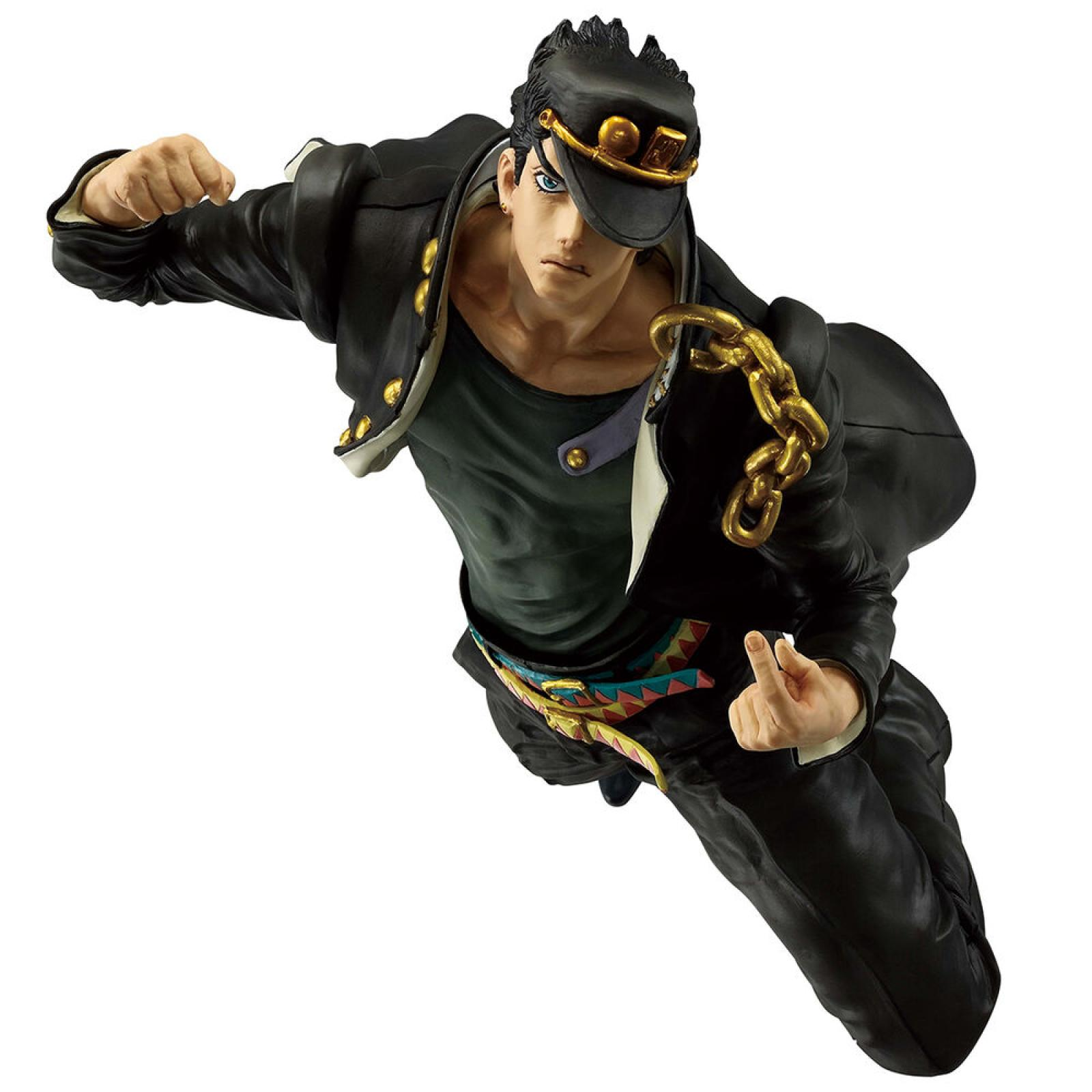 Eine Figur von Jotaro Kujo in Schwarz, mit Goldkette, trägt eine Kappe.